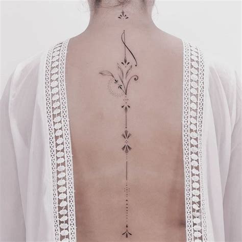 tattoo colonne vertébrale femme|Tatouage sur la colonne vertébrale : tout ce que vous voulez en。